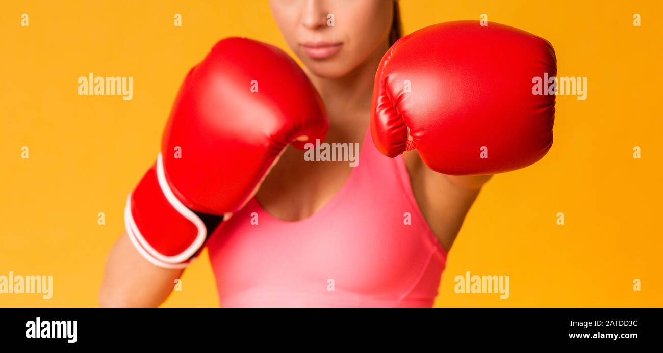 Unerkennbare Fit Woman In Red Boxing Gloves, Die Über Gelbem Hintergrund Posieren Stockfoto