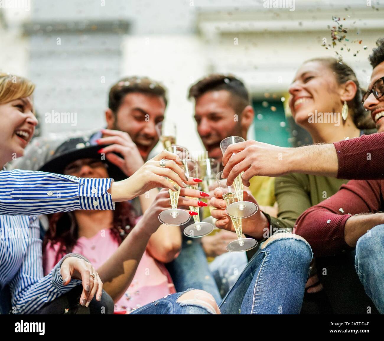 Fröhliche Freunde jubeln mit Champagner und feiern Party im Freien - Junge Studenten feiern Trink- und Lachen - Lautes fest laut, Konzept - Hauptfokus Stockfoto