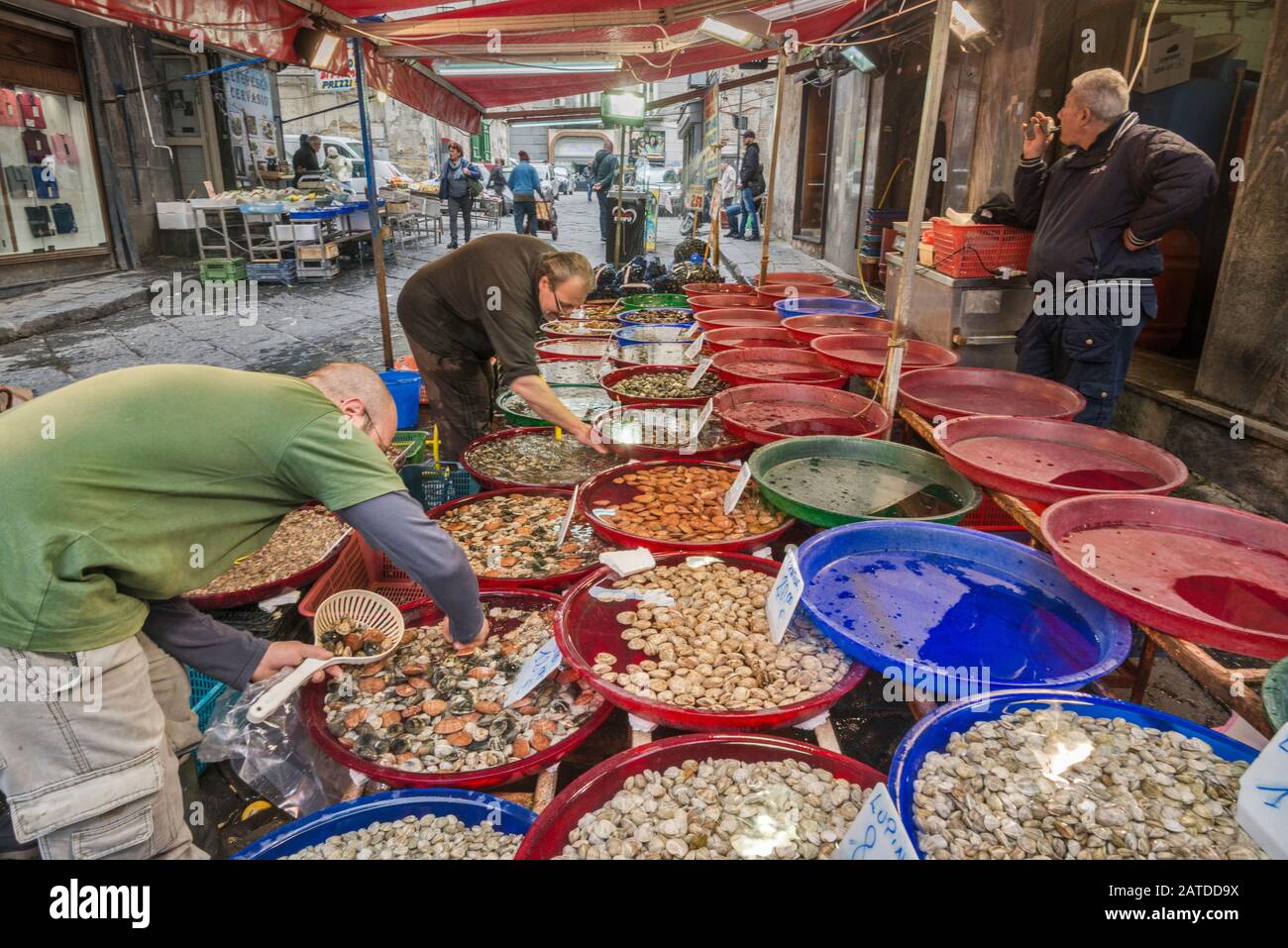 Fischhändler in der Via Sopramuro, Mercato di Porta Nolana Viertel, Neapel, Kampanien, Italien Abschaltdruck Stockfoto