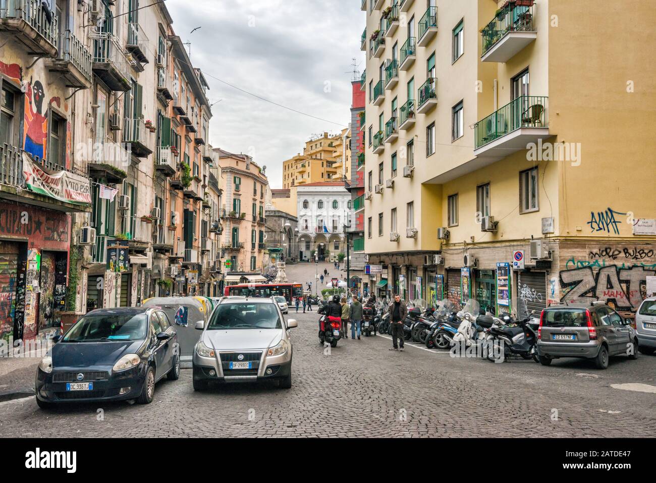 Autos zweifach geparkt in Calata Trinita Maggiore, Straße im Viertel Centro Storico, Neapel, Kampanien, Italien Stockfoto
