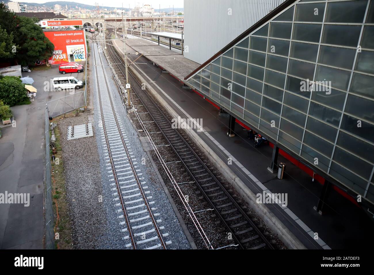 Zürich, Schweiz, 22. Juli 2019: Draufsicht auf Bahngleise und modernes Gebäude aus Glas, freie Bahn in Zürich Stadt am Tag Stockfoto