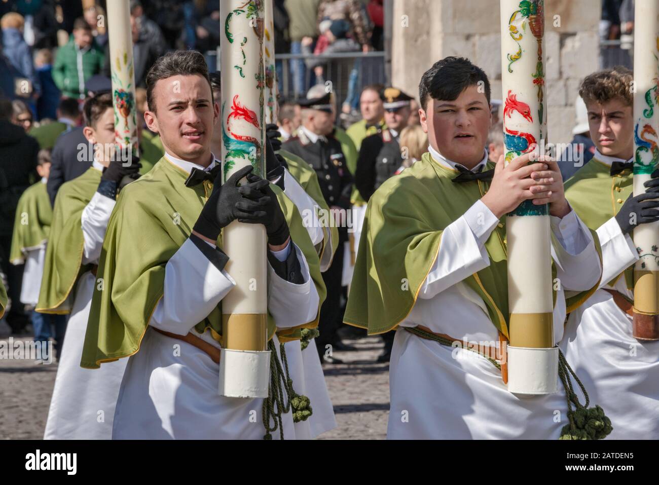 Junge Männer, Mitglieder der Confraternity of Madonna di Loreto, die am Ostersonntag in Sulmona, Italien, große Kerzen bei der Feier "Madonna che Scappa" veranstalten Stockfoto