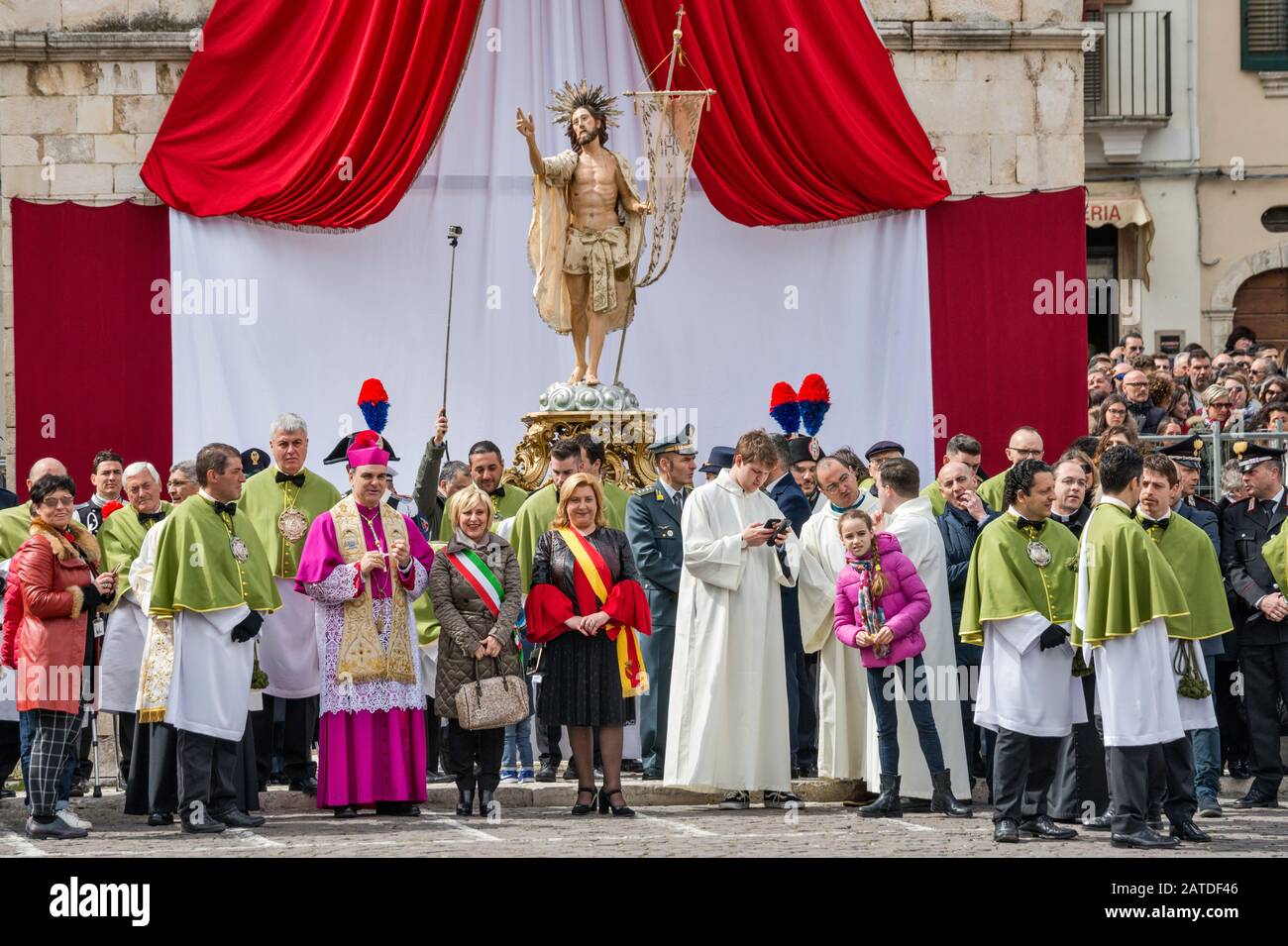 Bischof Michele Fusco, Klerus und Beamte der Christusfigur Risen, anlässlich der Feier der Madonna che Scappa am Ostersonntag in Sulmona, Abruzzen, Italien Stockfoto