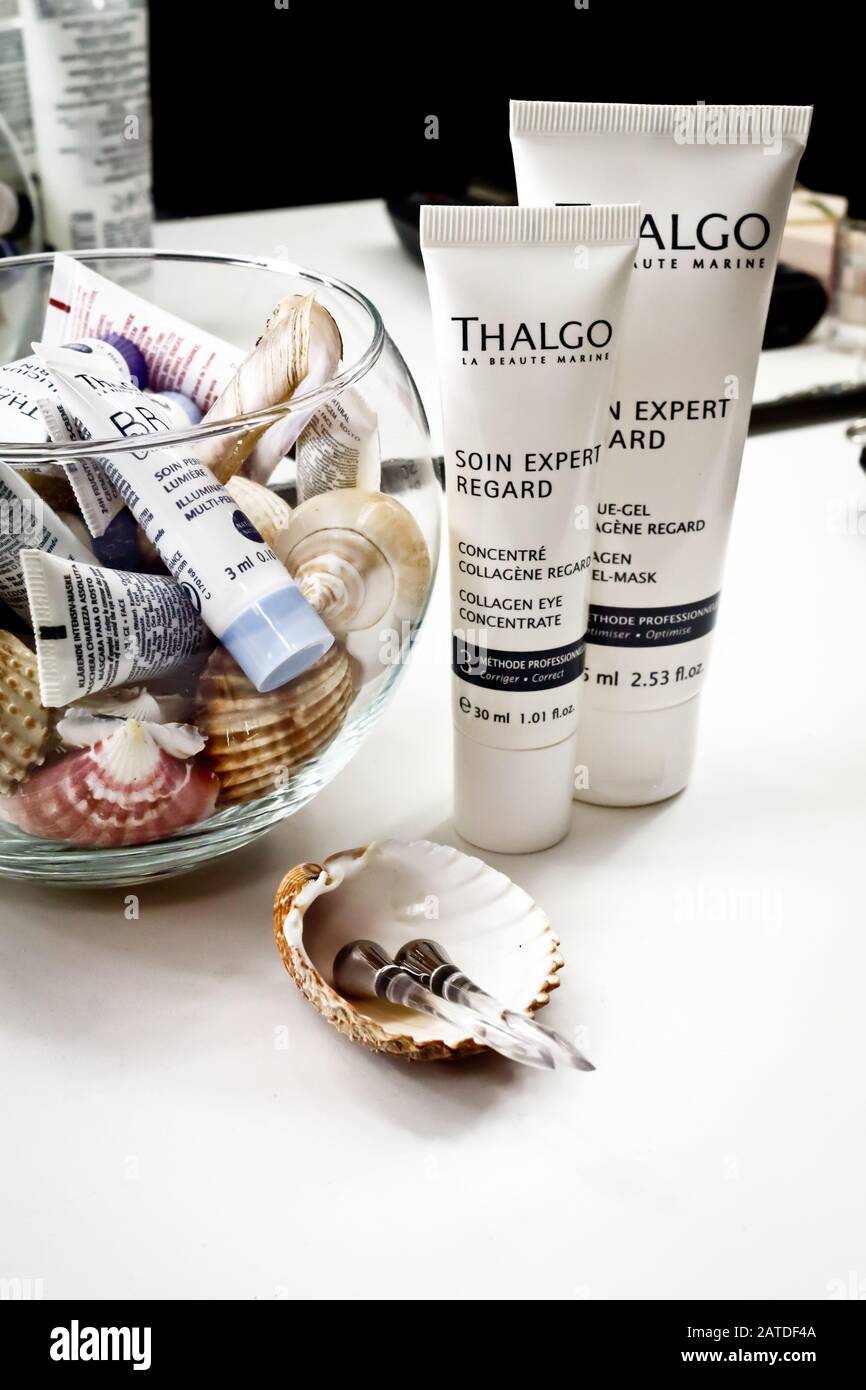 NIS,Serbien,Februar 13.2019:Thalgo-Produkte auf weißem Tisch in der Nähe. Die 1964 gegründete Firma THALGO ist weltweit führend und bietet eine breite Palette von Hautpflegeangeboten Stockfoto
