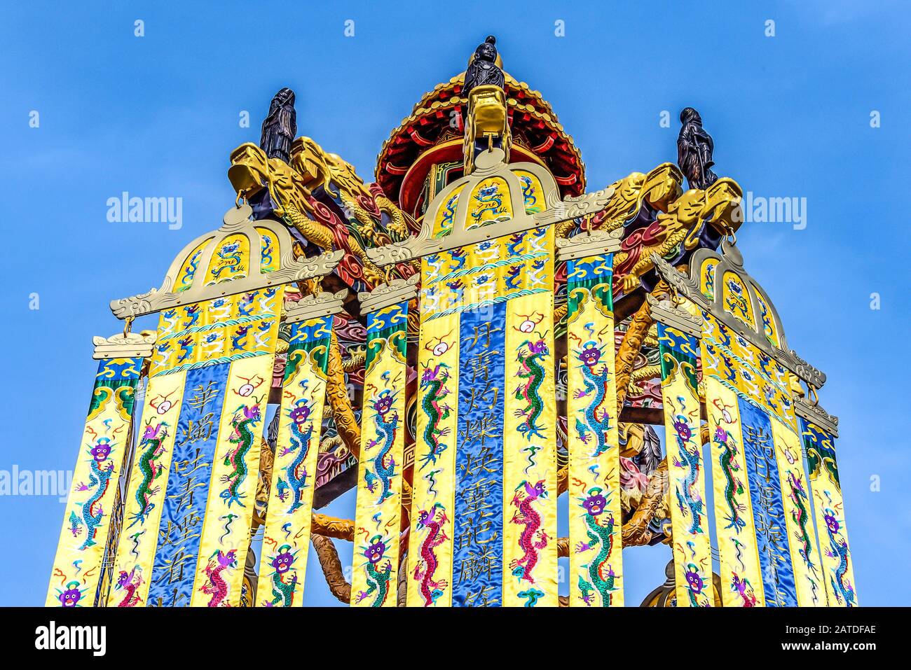 Pfosten mit goldener Statue des Drachenkopfes und goldenen Pfosten im Territorium der Verbotenen Stadt in Peking in der Hauptstadt Chinas Stockfoto