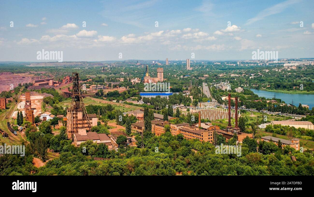 Panoramablick auf die Industriestadt Krivoy Rog in der Ukraine