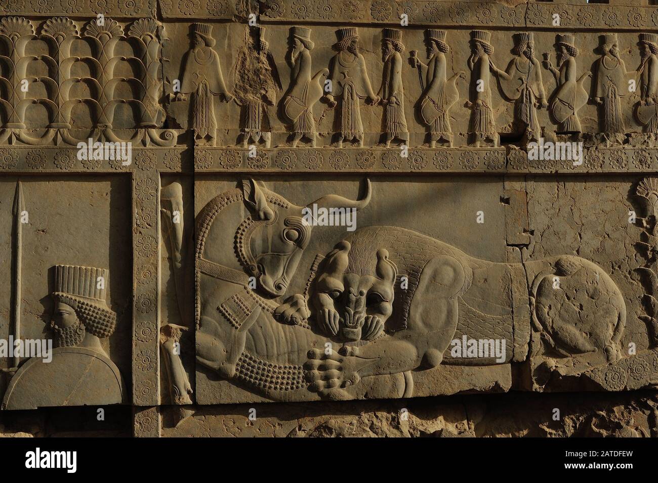 Pinterest Ein altes Reliefbild an der Mauer der zerstörten Stadt Persepolis. Der Löwe greift den Stier an und beißt ihn. Dieses Bild symbolisiert die Fruchtbarkeit von Stockfoto