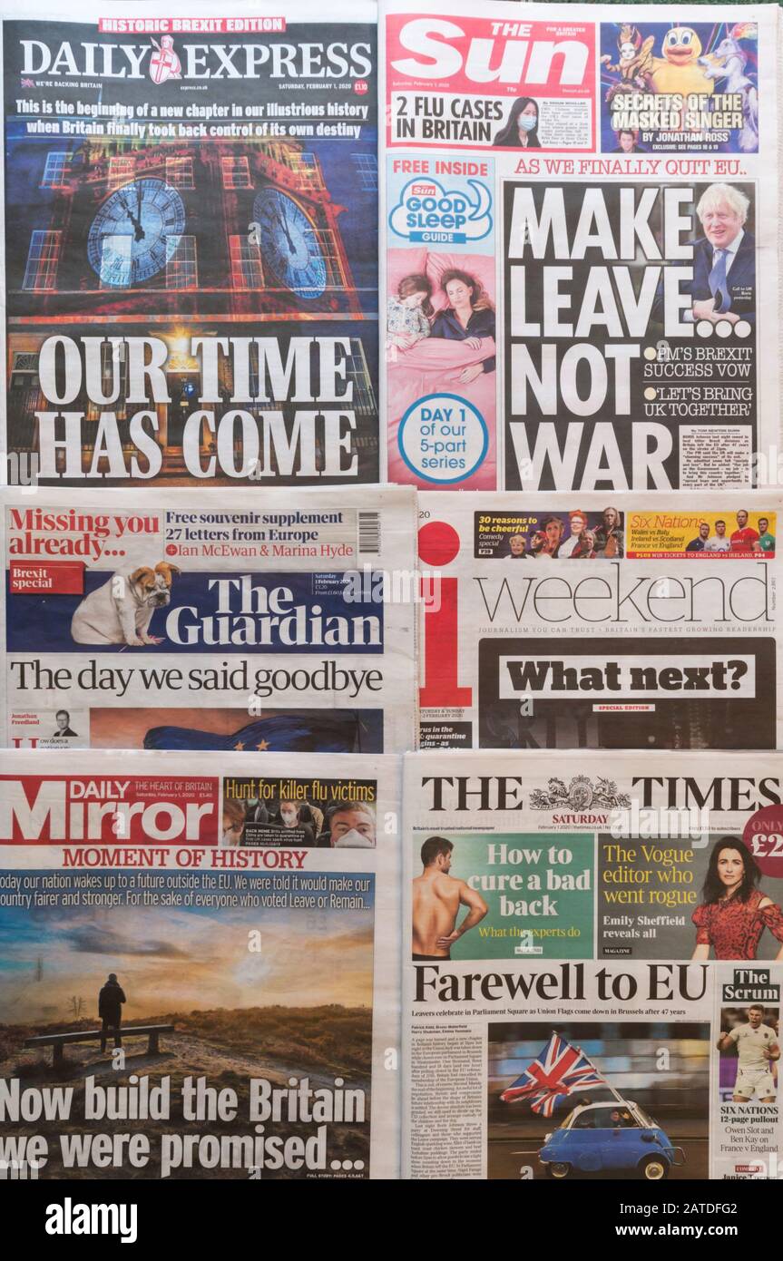 Britische Zeitungen am Tag nach dem Ausscheiden Großbritanniens aus der Europäischen Union. Stockfoto