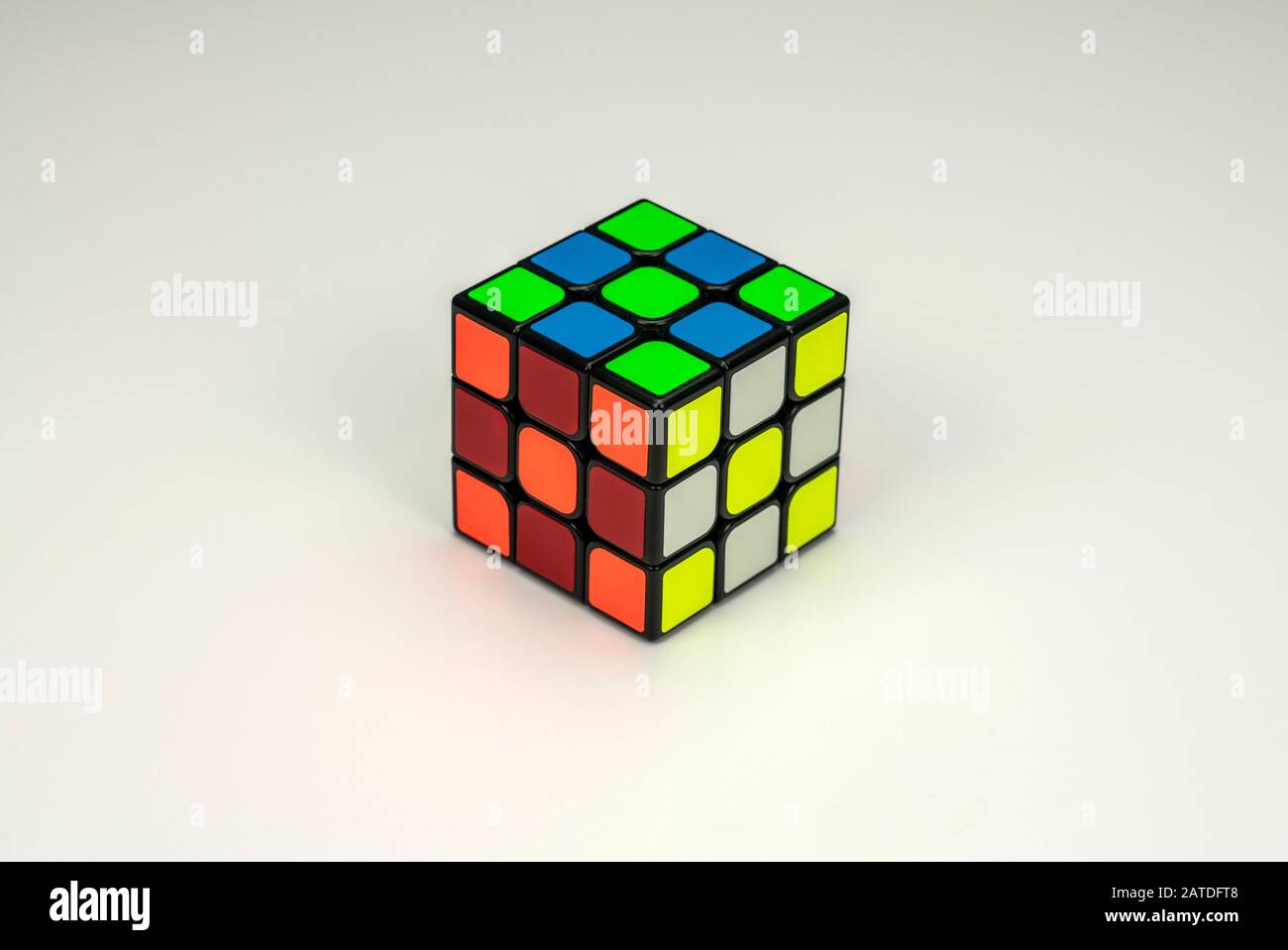 Montiertes Muster auf einem Rubik-Würfel auf weißem Hintergrund Stockfoto