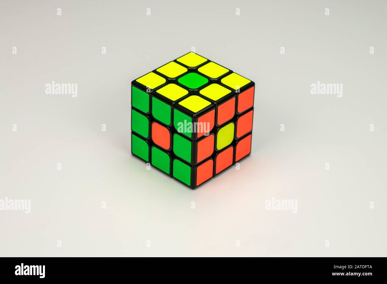 Montiertes Muster auf einem Rubik-Würfel auf weißem Hintergrund Stockfoto