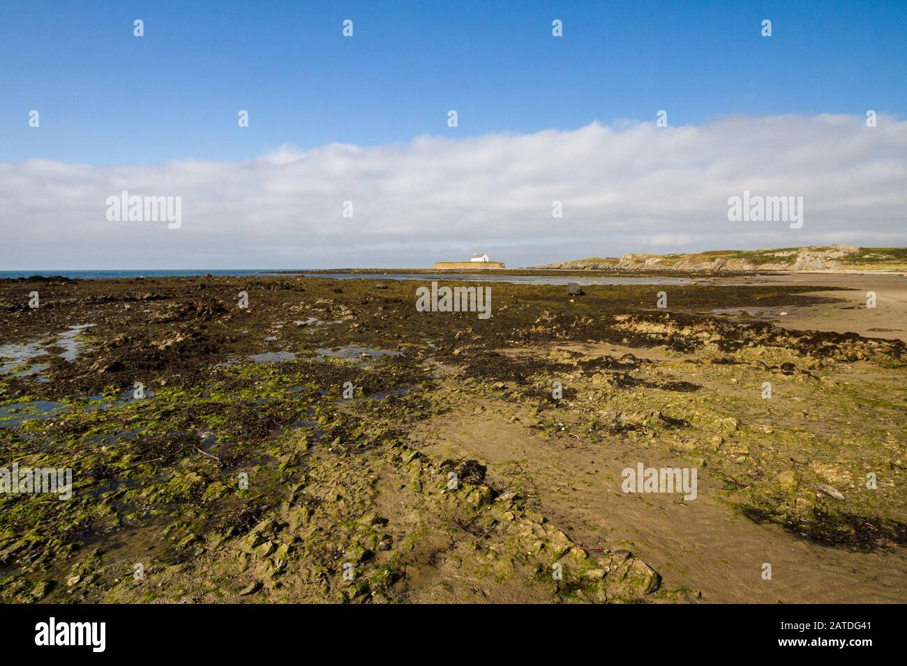 Vom Strand von Port Cwyfan in Richtung Kirche Eglwys Cwyfan. Aberffraw, Anglesey, Wales, Großbritannien, Landschaft Stockfoto