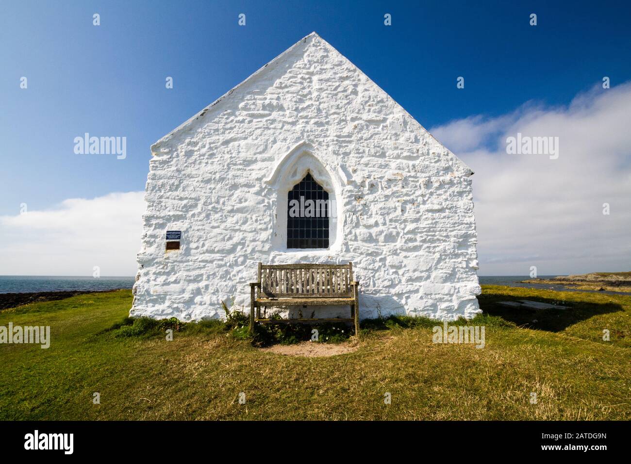 Weiß getünchte Vorderseite der Kirche im Meer Eglwys Cwyfan. Aberffraw, Anglesey, Wales, Großbritannien, Landschaft. Stockfoto