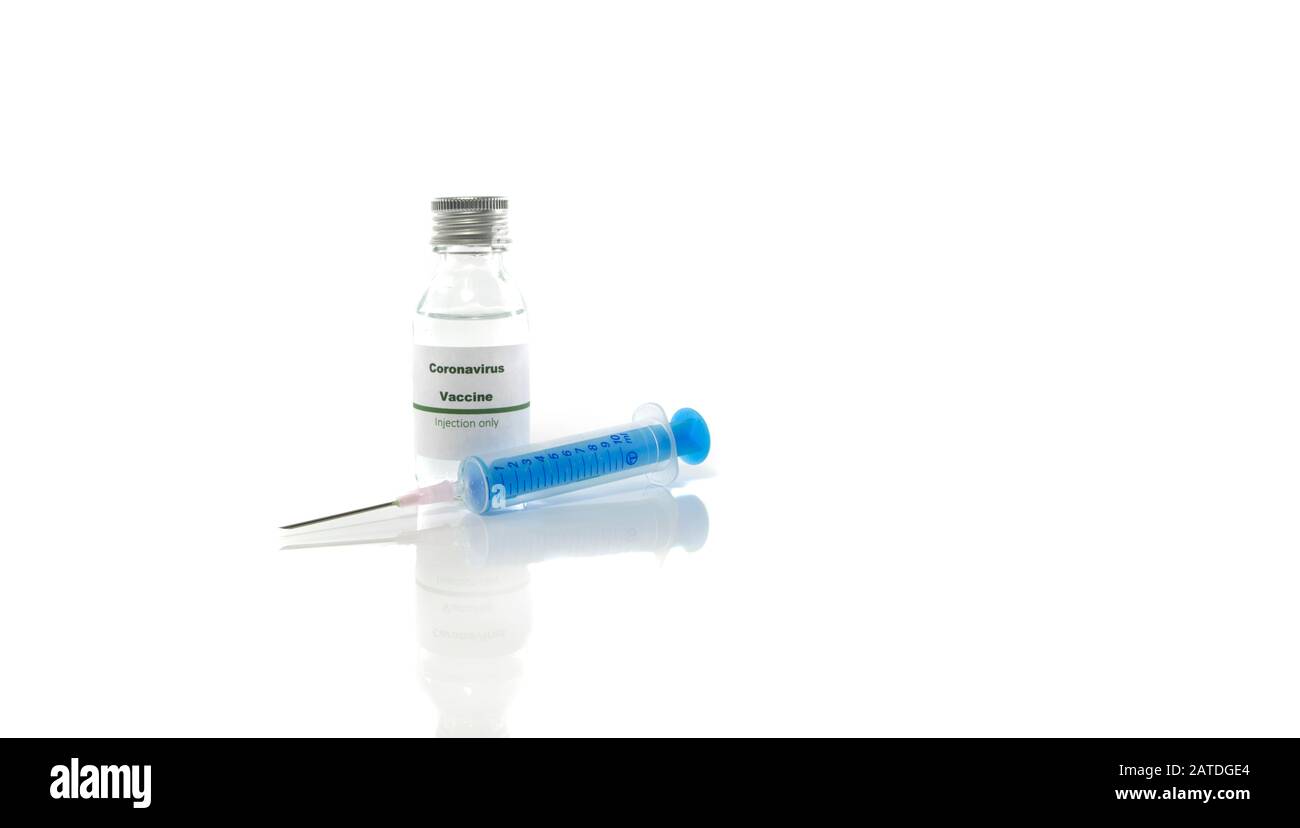 Impfflasche mit Coronavirus und Injektionsspritze isoliert auf weißem Hintergrund Stockfoto