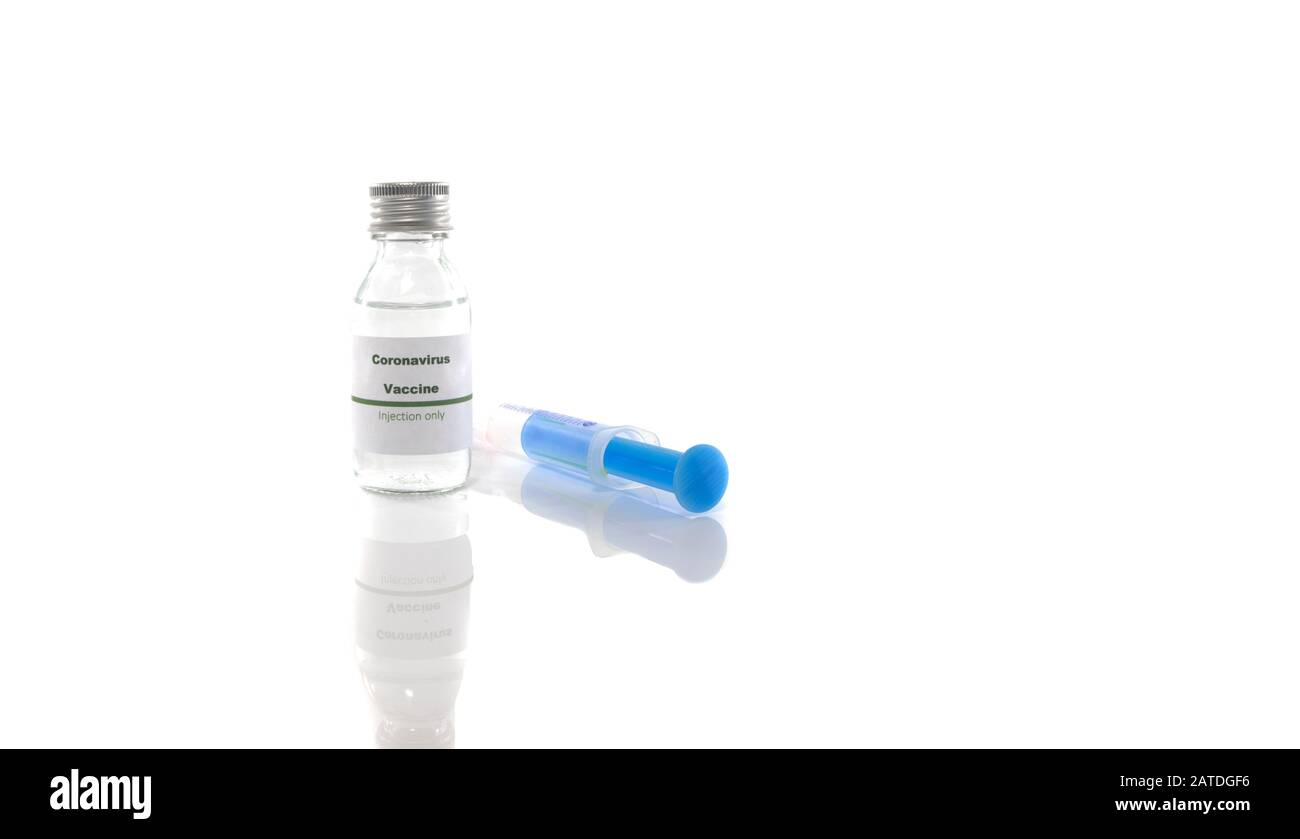 Impfflasche mit Coronavirus und Injektionsspritze isoliert auf weißem Hintergrund Stockfoto