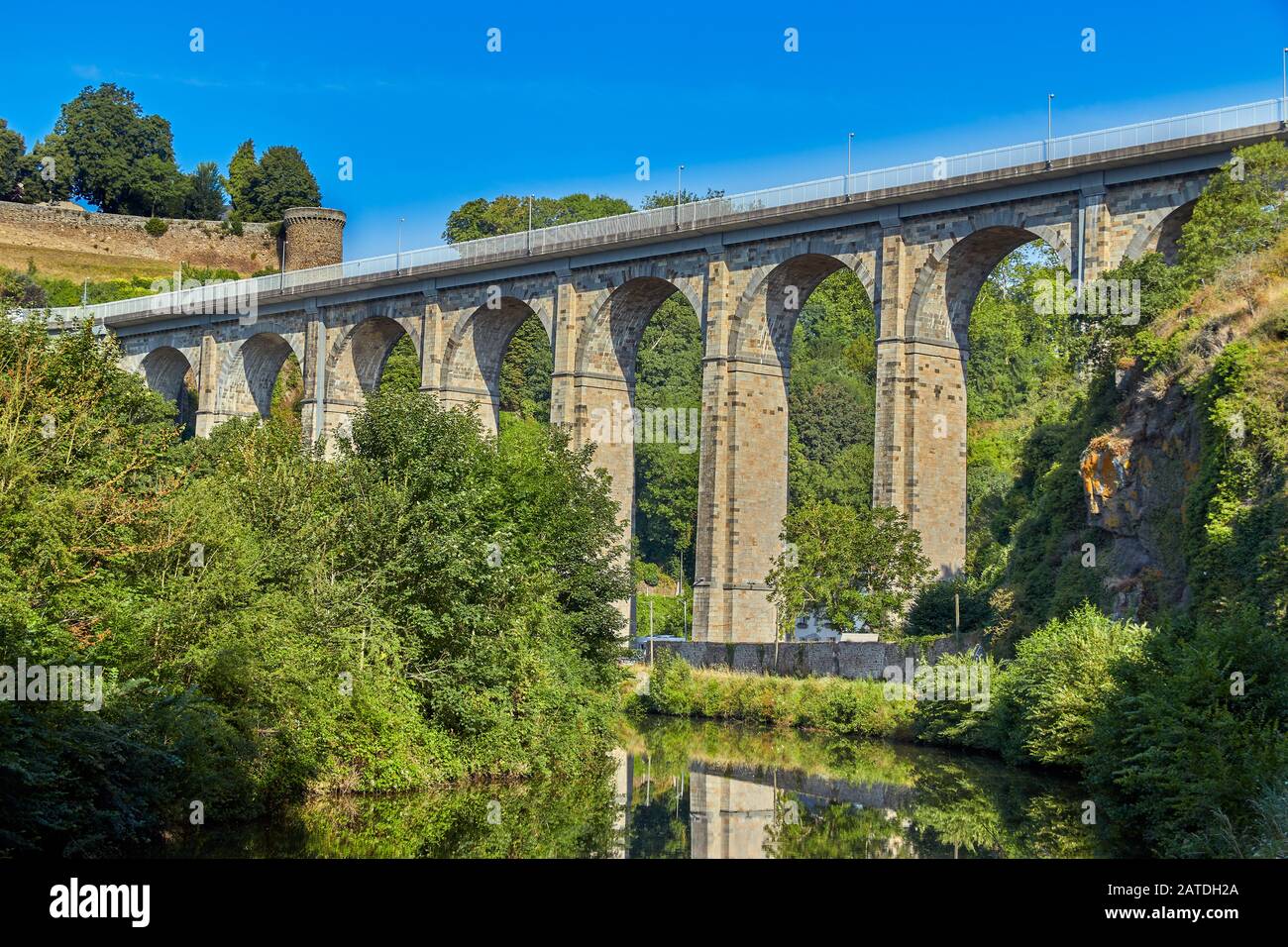 Bild des Straßenviadukts aus Stein über den Canal d'ille du Rance in Dinan, Bretagne, Frankreich Stockfoto