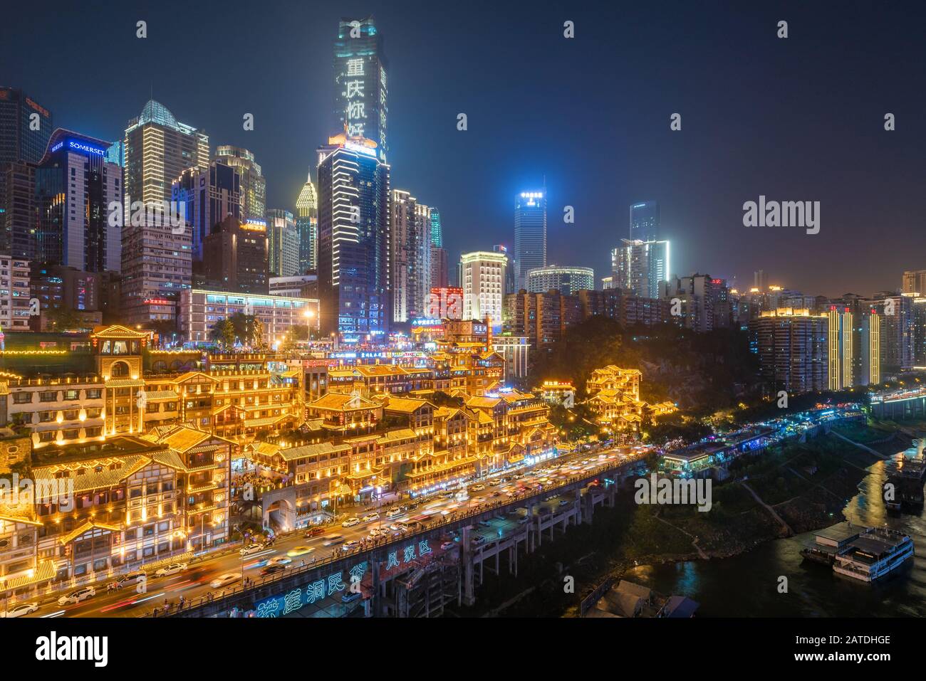 Chongqing, China - 12. Juni 2018: Skyline von Chongqing in der Nacht mit der Höhle von Hongkong im Vordergrund Stockfoto