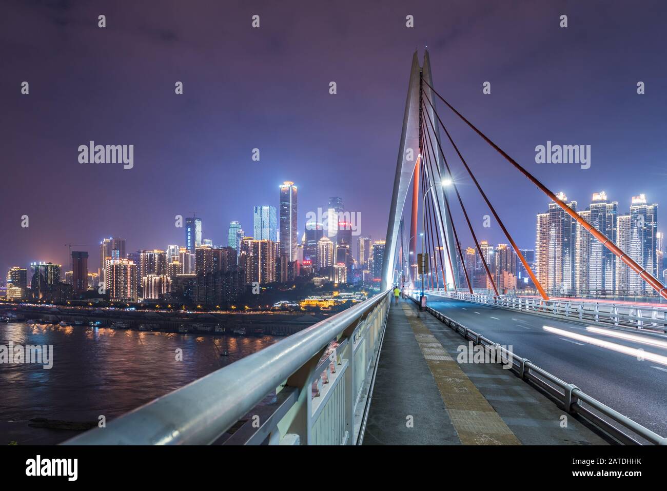 Chongqing, China - 12. Juni 2018: Skyline von Chongqing bei Nacht von einer Brücke aus Stockfoto