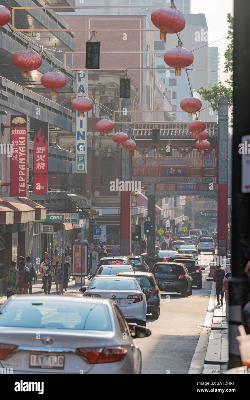 Melbourne, Australien 20. Dezember 2019: Die kleine Bourke Street im Viertel China Town ist mit Rauchschwaden aus den Buschfeuern von New South Wales gefüllt. Stockfoto