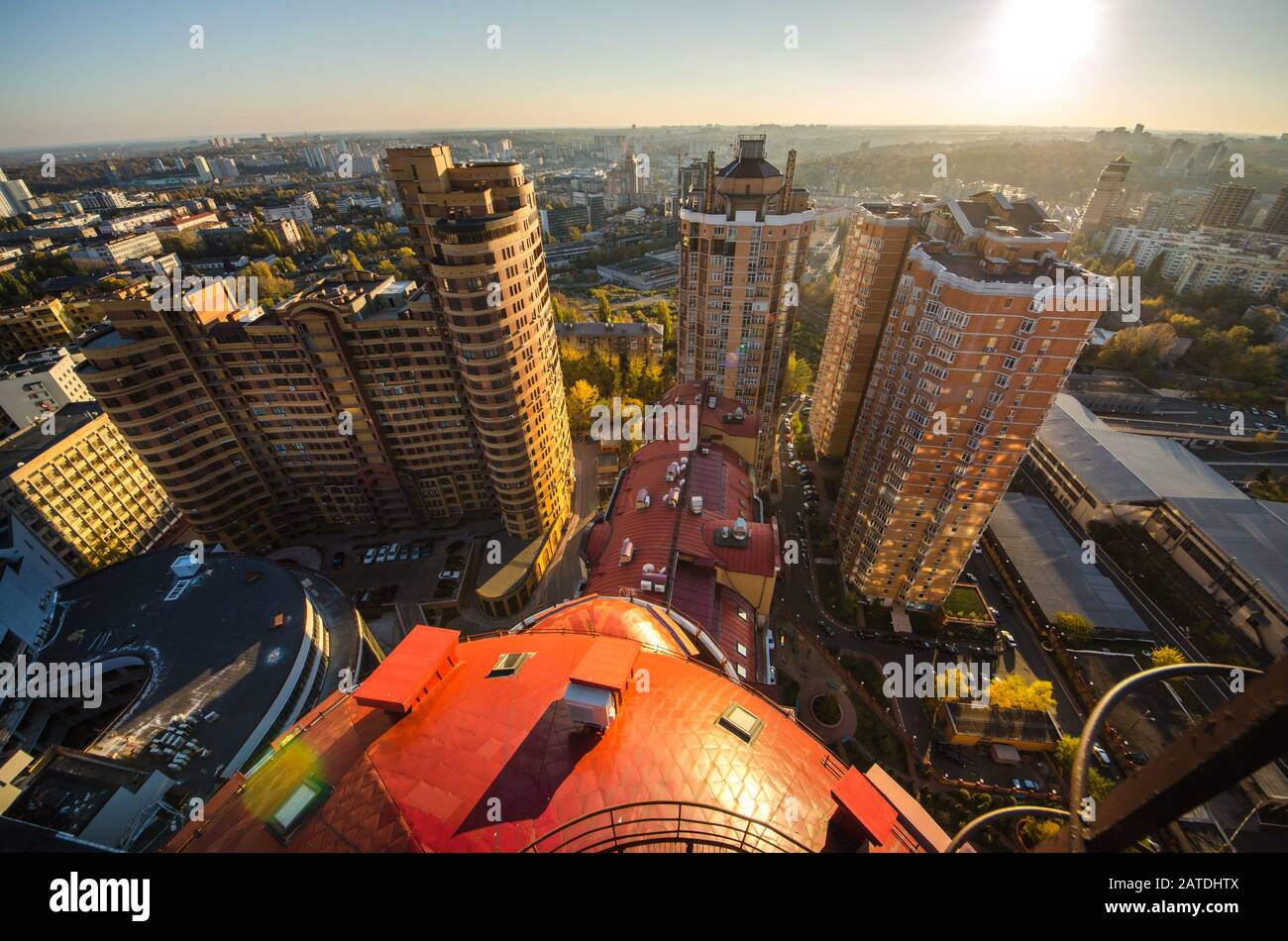 Sonnenuntergang Stadtbild Kiew, Ukraine, Europa. Blick vom Dach des Gebäudes Stockfoto