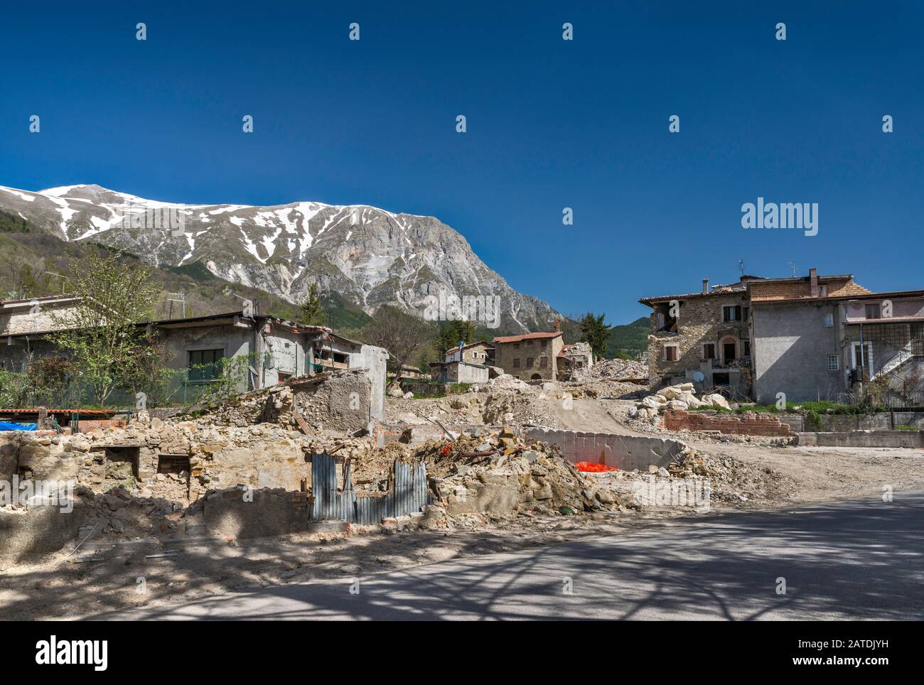 Zerstörte Häuser im Dorf Piedilama, zerstört durch Erdbeben im Oktober 2016, Monti Sibillini Nationalpark, Central Apennines, Marken, Italien Stockfoto