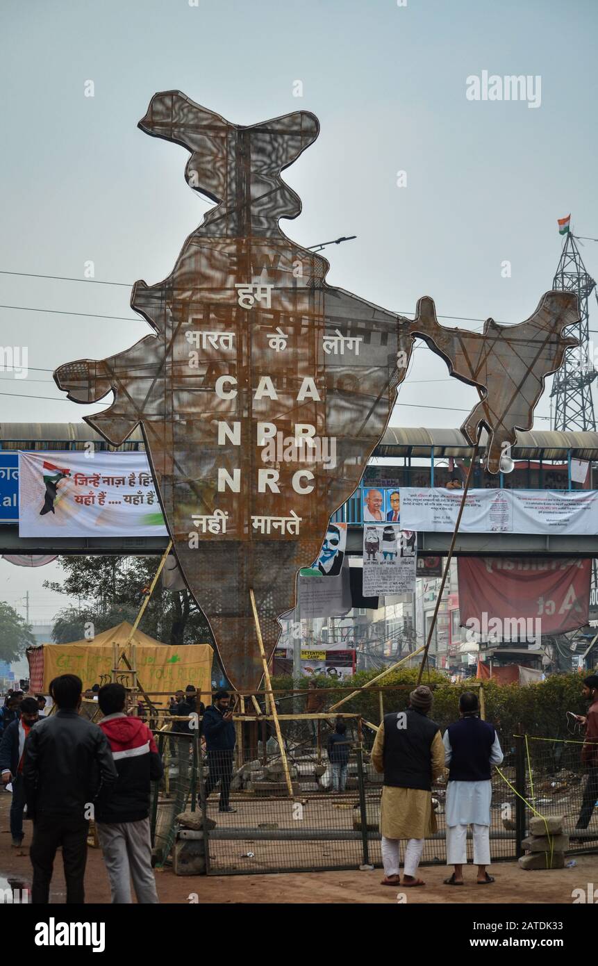 Frauen Protestieren gegen CAA & NRC, Shaheen Bagh, Neu-Delhi, Indien - 17. Januar 2020: Die Demonstranten installierten eine 40 Fuß hohe Struktur der Karte Indiens Stockfoto