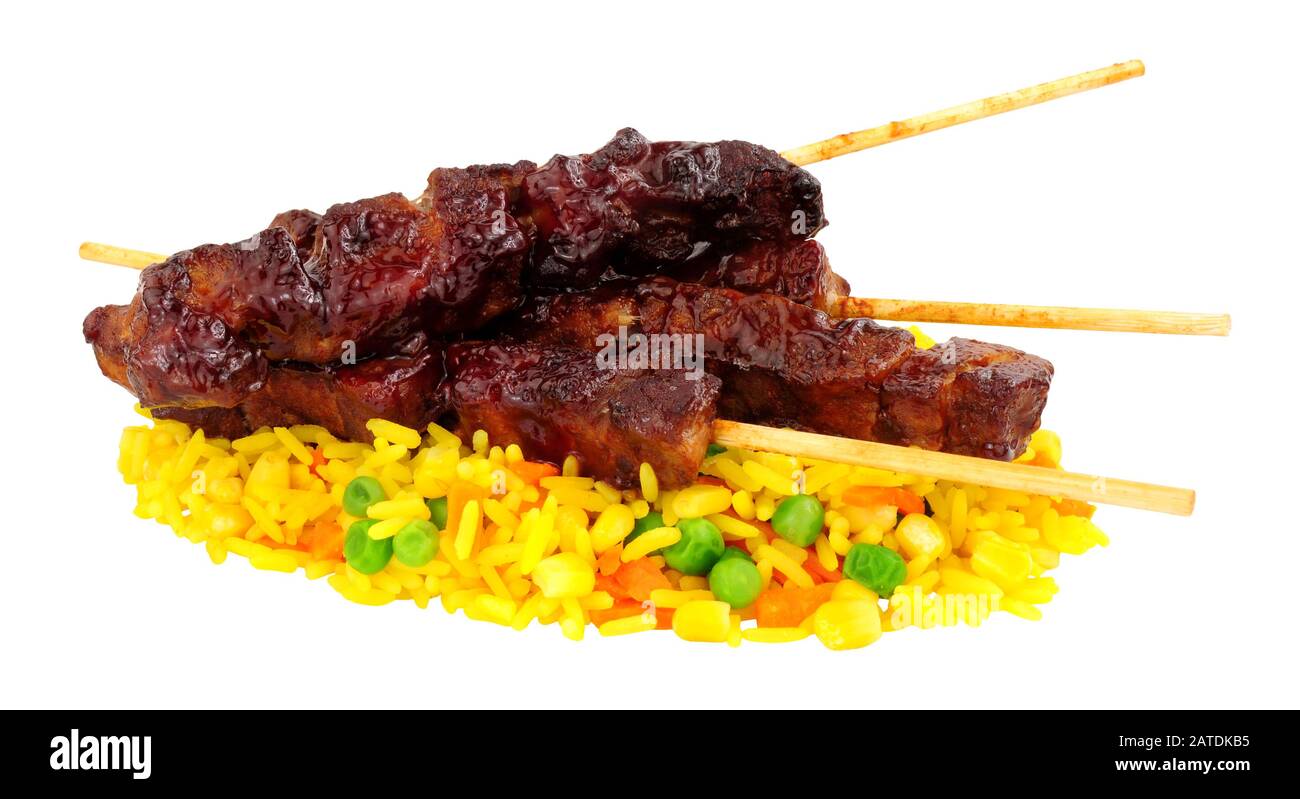 Klebrige Schweinebabs und Gemüsebreis isoliert auf weißem Hintergrund Stockfoto