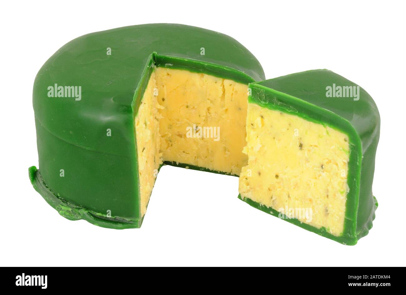 Grüner Wachs bedeckt Doppel-Gloucester-Käse isoliert auf einem weißen Hintergrund Stockfoto