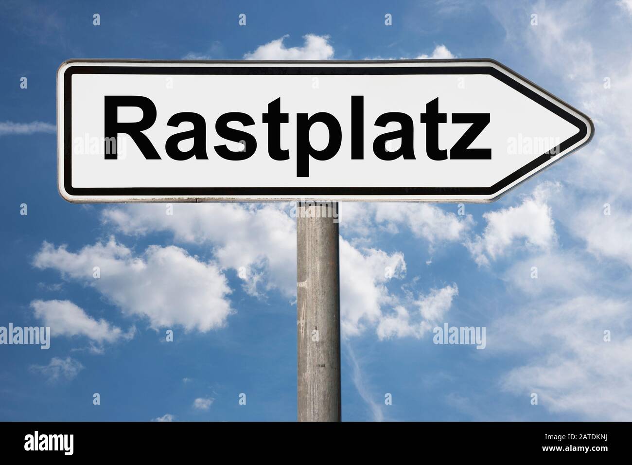Detailfoto eines Wegweisers mit der Aufschrift Rastplatz (Rastplatz) Stockfoto