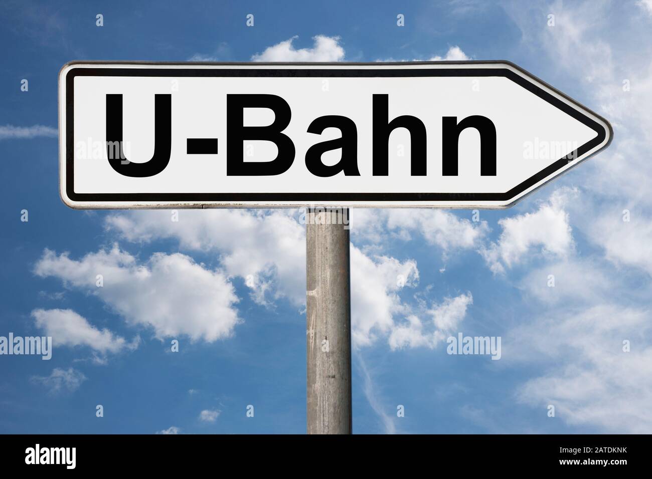Detailfoto eines Hinweisschildes mit der Aufschrift U-Bahn (U-Bahn) Stockfoto