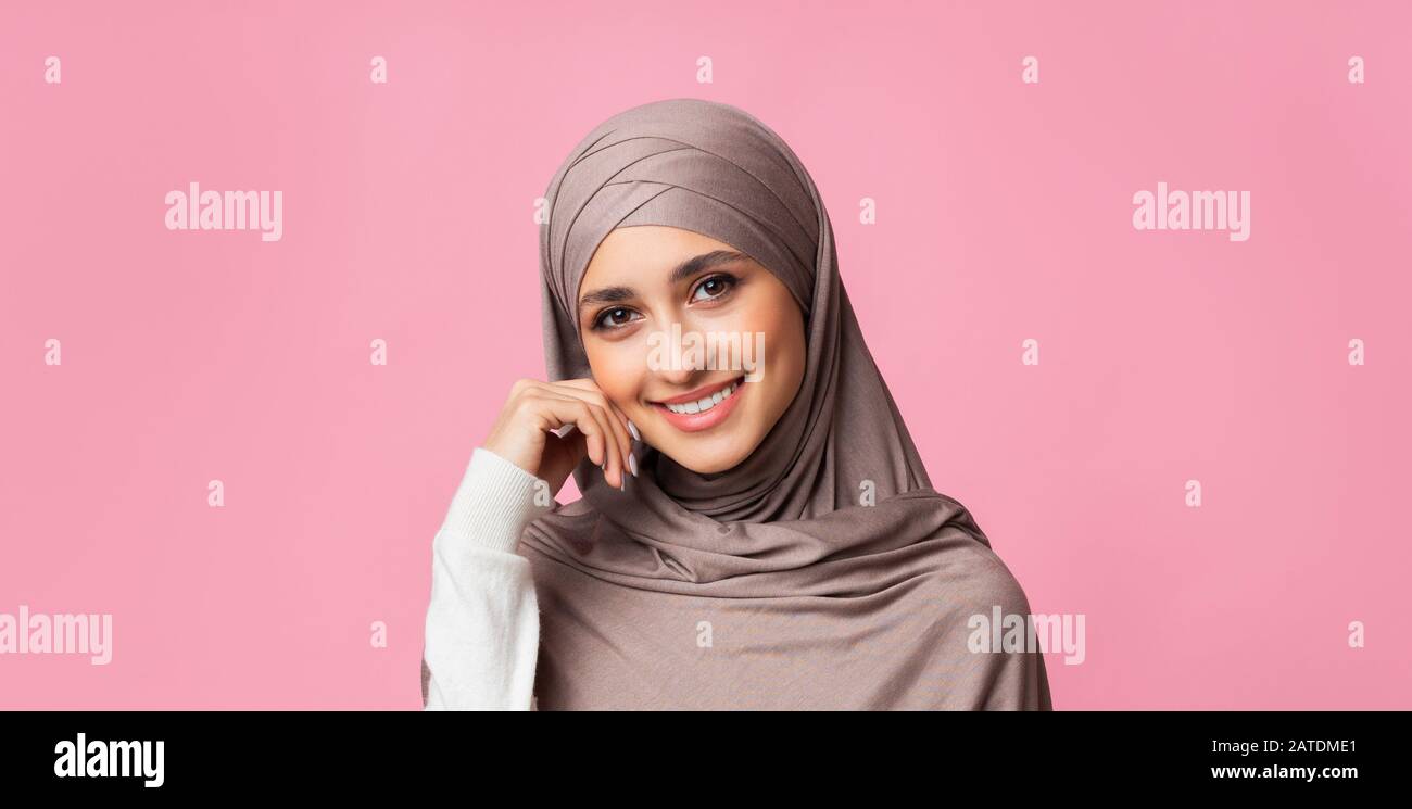 Nahaufnahme des Porträts des hübschen, bescheidenen arabischen Mädchens in Hijab Stockfoto