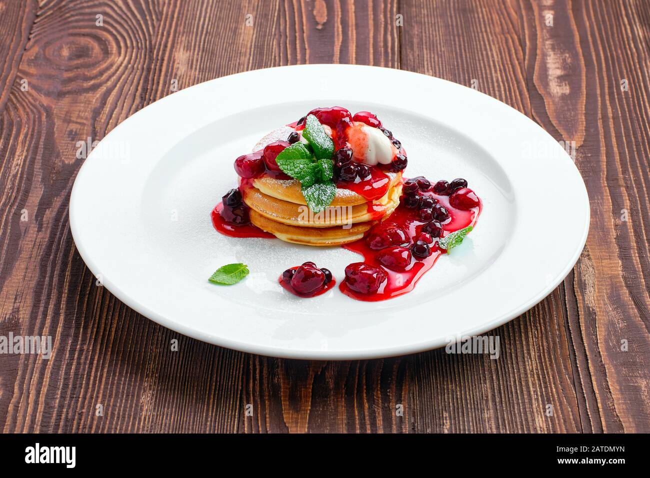 Amerikanische Pfannkuchen mit Erdbeeren- und Schwarzkräusenmarmelade Stockfoto