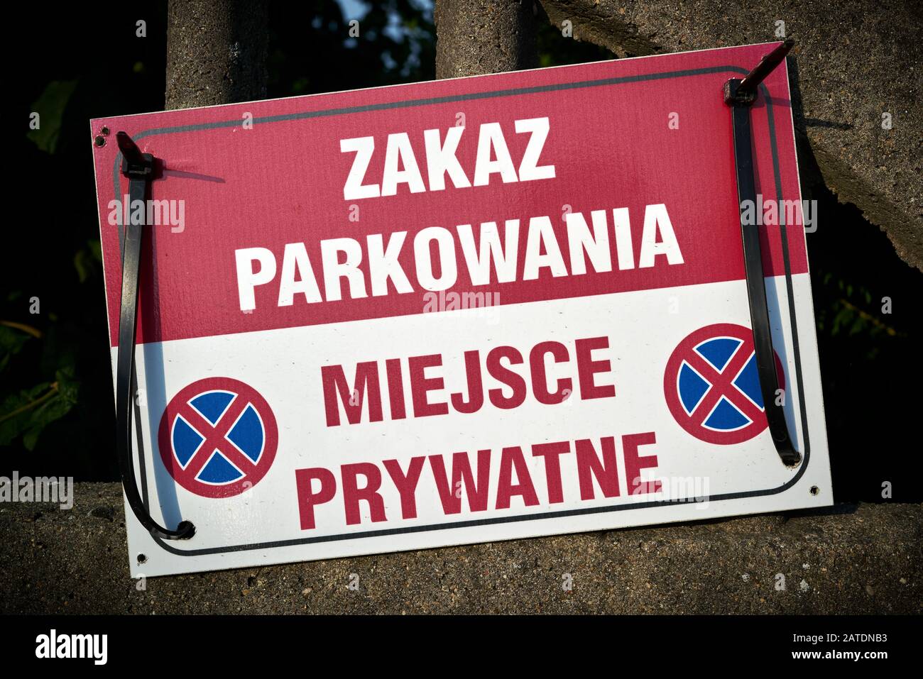 Schild in Polen mit der Aufschrift Parken verboten, privater Parkplatz Stockfoto