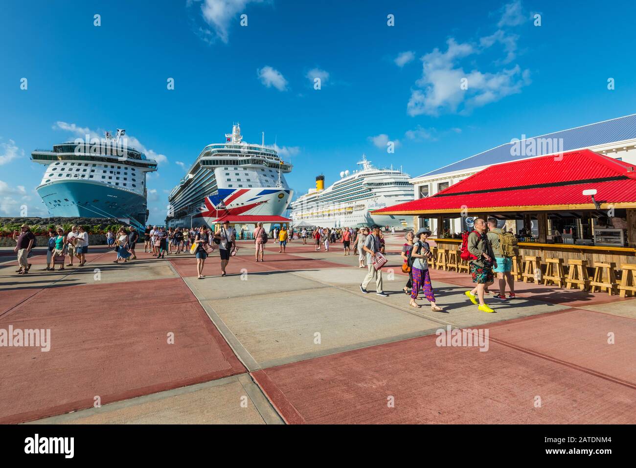 Philipsburg, St. Maarten - 17. Dezember 2018: Passagiere strömen auf und von den Kreuzfahrtschiffen, die im Kreuzfahrtterminal Philipsburg Sint Maarten berthred, Stockfoto