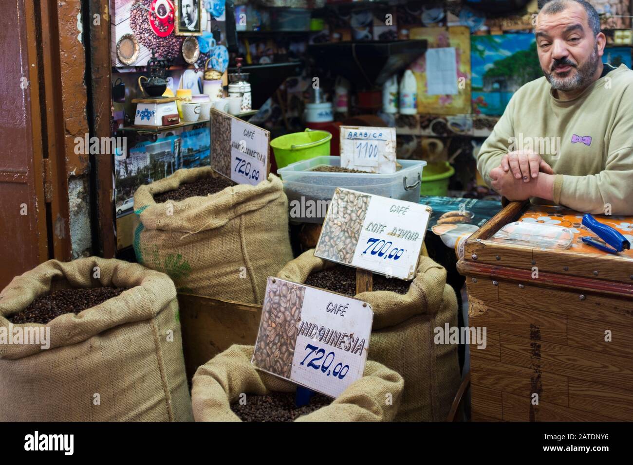 Kaffee, eine algerische Grundnahrung, kann auf dem Markt von großen Säcken in der Medina von Konstantin in Nordalgerien gekauft werden. Stockfoto