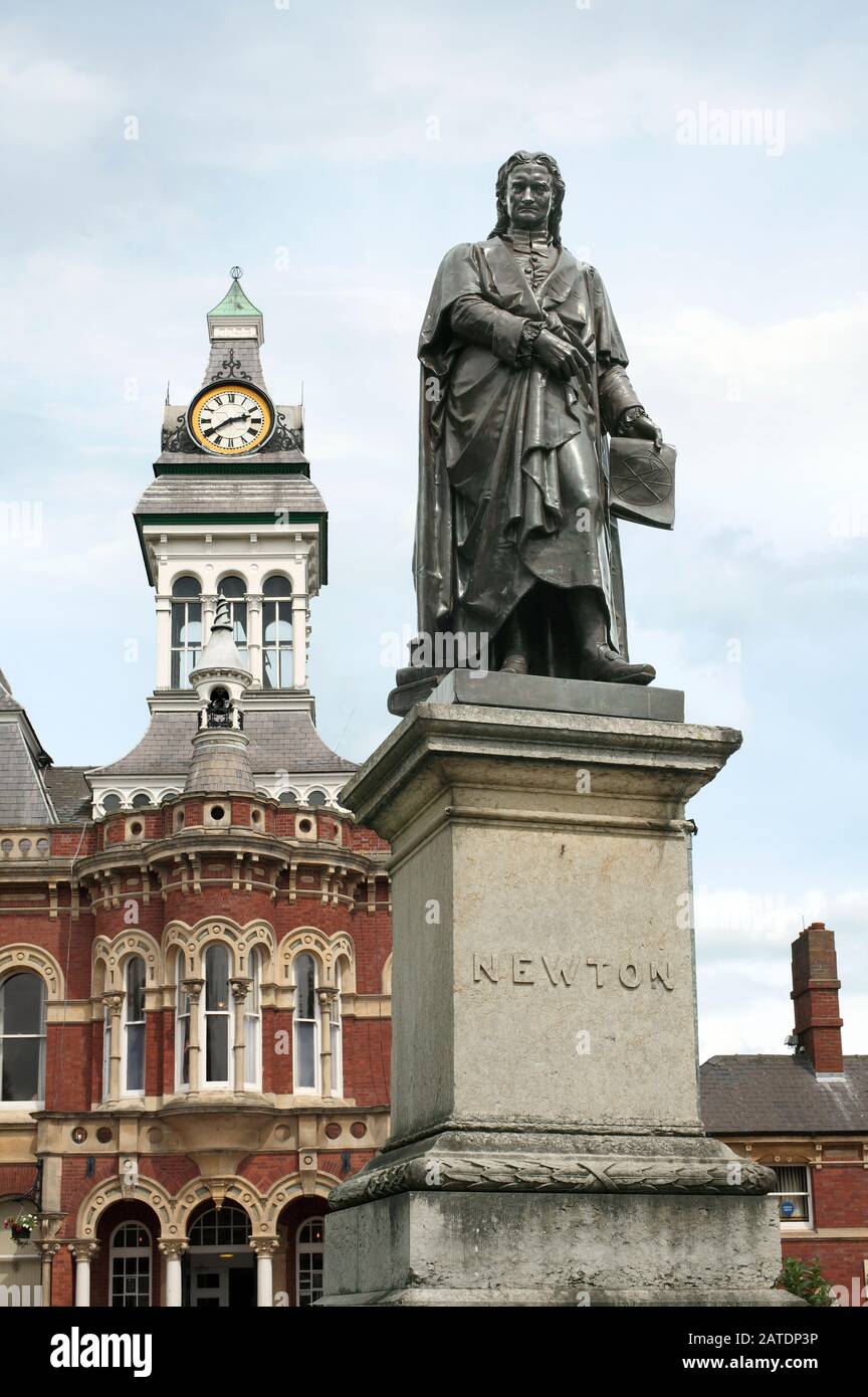 Eine Statue von Sir Isaac Newton, St Peter's Hill, außerhalb des Grantham Guildhall Arts Center (ehemals Grantham's Town Hall), in Lincoln. Stockfoto