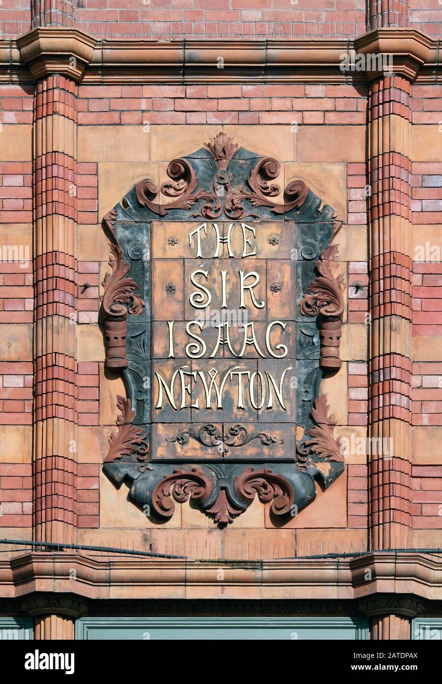 Verzierte Schilder (von 1892) an der Seite des ehemaligen Sir Isaac Newton-Pubs, 120 St Johns Wood High Street, London. Jetzt ein Restaurant. Stockfoto