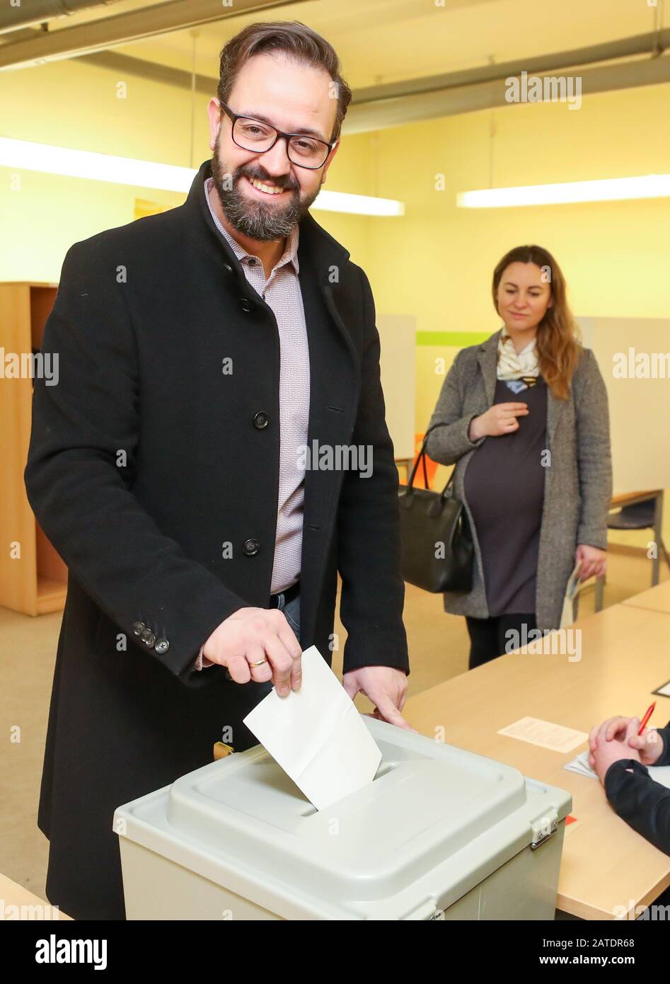02. Februar 2020, Sachsen, Leipzig: Sebastian Gemkow (CDU), Wissenschaftsminister von Sachsen und Kandidat der CDU für die Bürgermeisterwahl, gibt seine Stimme, hinter ihm seine Frau Nadja. Rund 470.000 Leipziger Bürger konnten ihren Bürgermeister seit acht Uhr für die nächsten sieben Jahre wählen. Amtsinhaber jung (SPD), der seit 2006 Chef des Rathauses ist, kandidt zum dritten Mal. Die CDU hat Sachsens Wissenschaftsminister Gemkow ins Rennen genommen. Erhält keiner der Kandidaten mehr als die Hälfte der Stimmen im ersten Wahlgang, findet am 1. März ein zweiter Wahlgang statt. Foto: Jan Wo Stockfoto