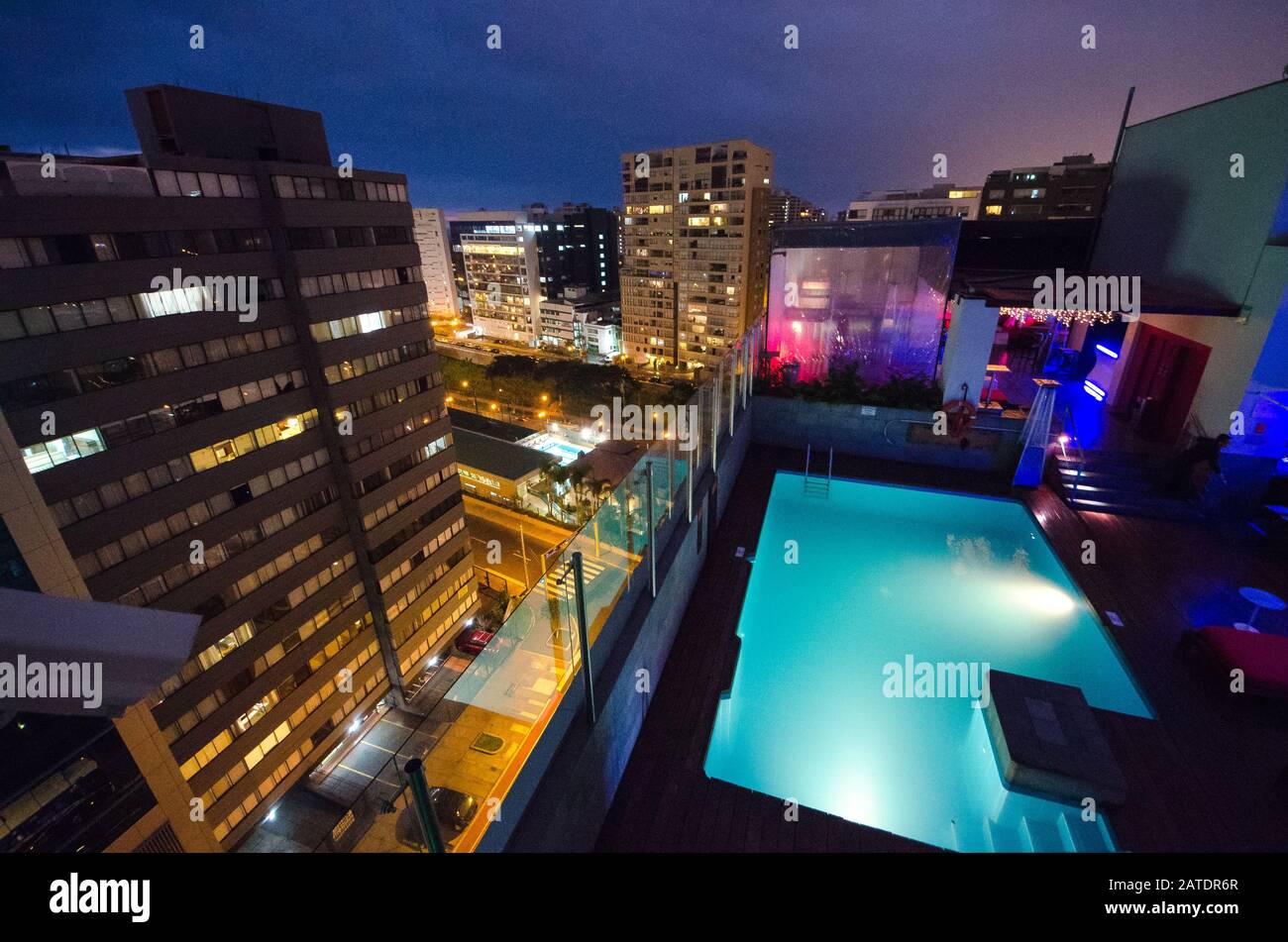 Panoramablick auf Lima, Peru, mit Swimmingpool auf dem Dach Stockfoto