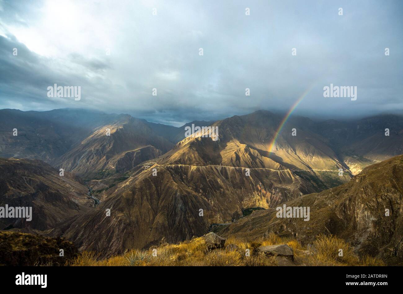 Der Canyon Colca mit Regenbogen ist der tiefste der Welt. Landschaft von Colca Peru Stockfoto