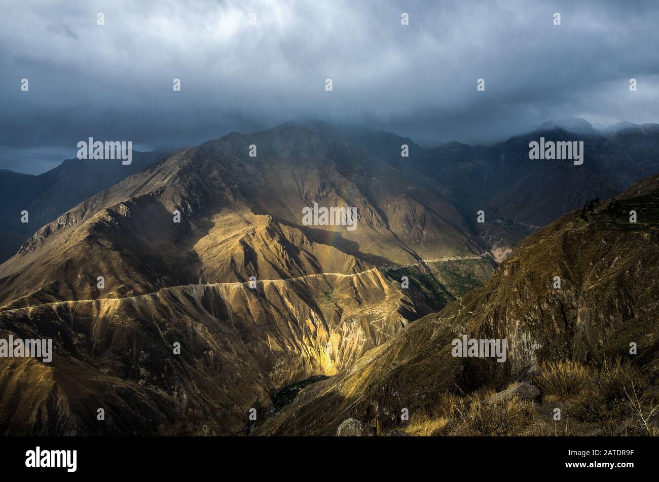 Der Canyon Colca mit Regenbogen ist der tiefste der Welt. Landschaft von Colca Peru Stockfoto