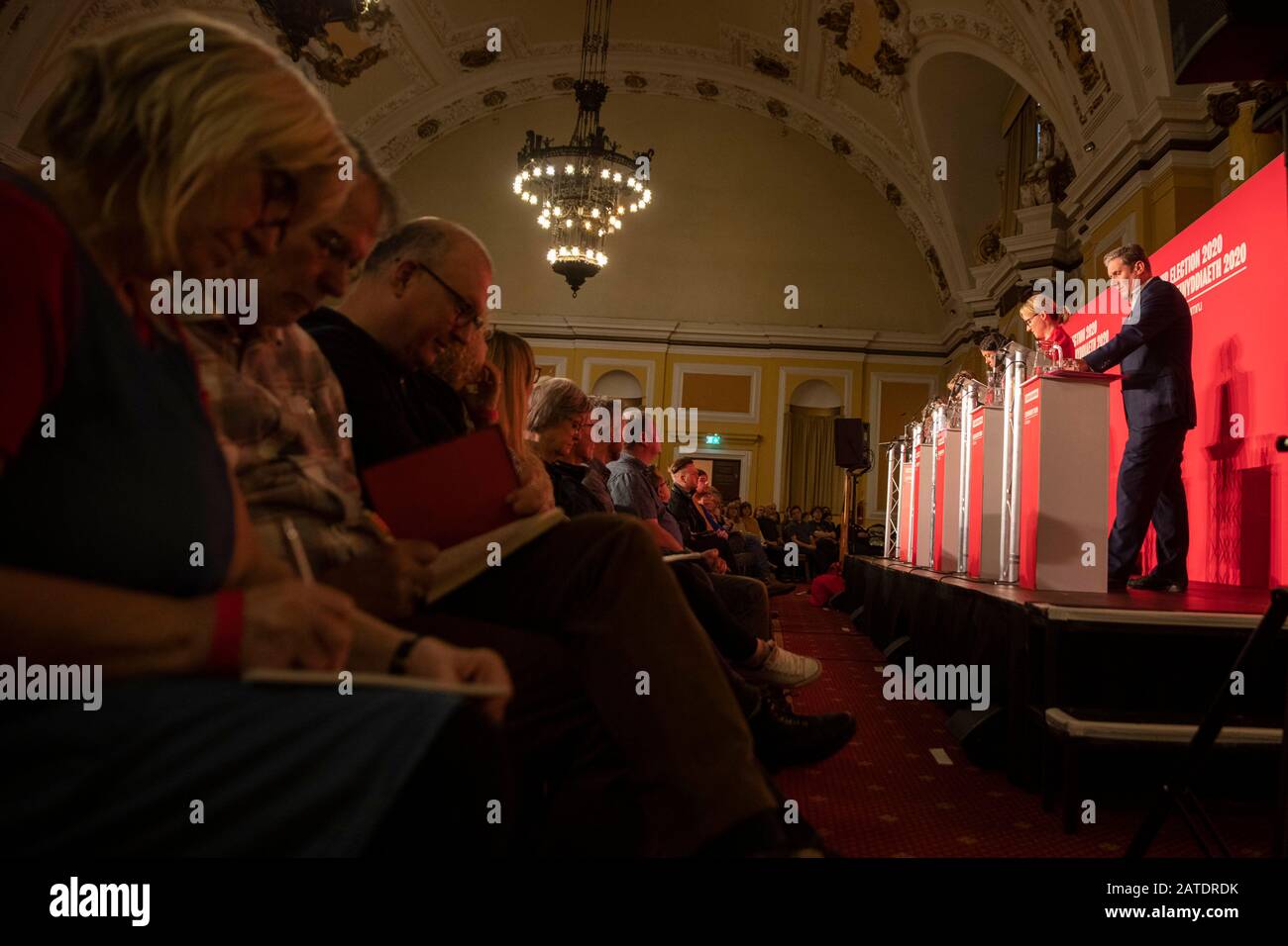 Cardiff, Wales, Großbritannien. Februar 2020. Cardiff, WALES, GROSSBRITANNIEN - 2. FEBRUAR 2020 - die Labour-Mitglieder machen sich Notizen, während die Labour-Führung in der Cardiff City Hall hetzt. Credit: Mark Hawkins/Alamy Live News Stockfoto