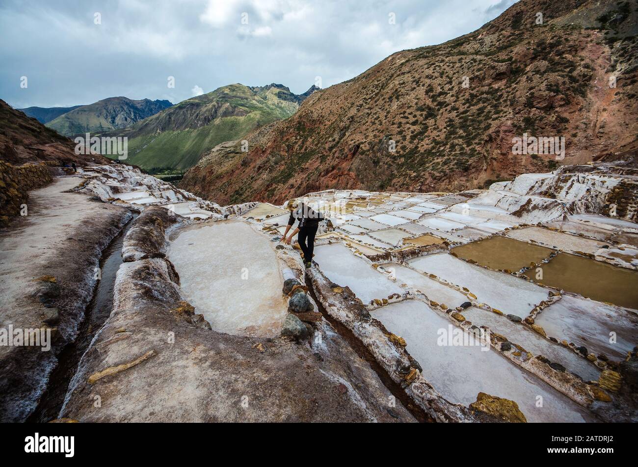 Malerische Aussicht auf die Terrassen von Salinas de Maras, Peru. Salznaturbergwerk. Inka Salzpfannen in Maras, in der Nähe von Cuzco im Heiligen Tal, Peru Stockfoto