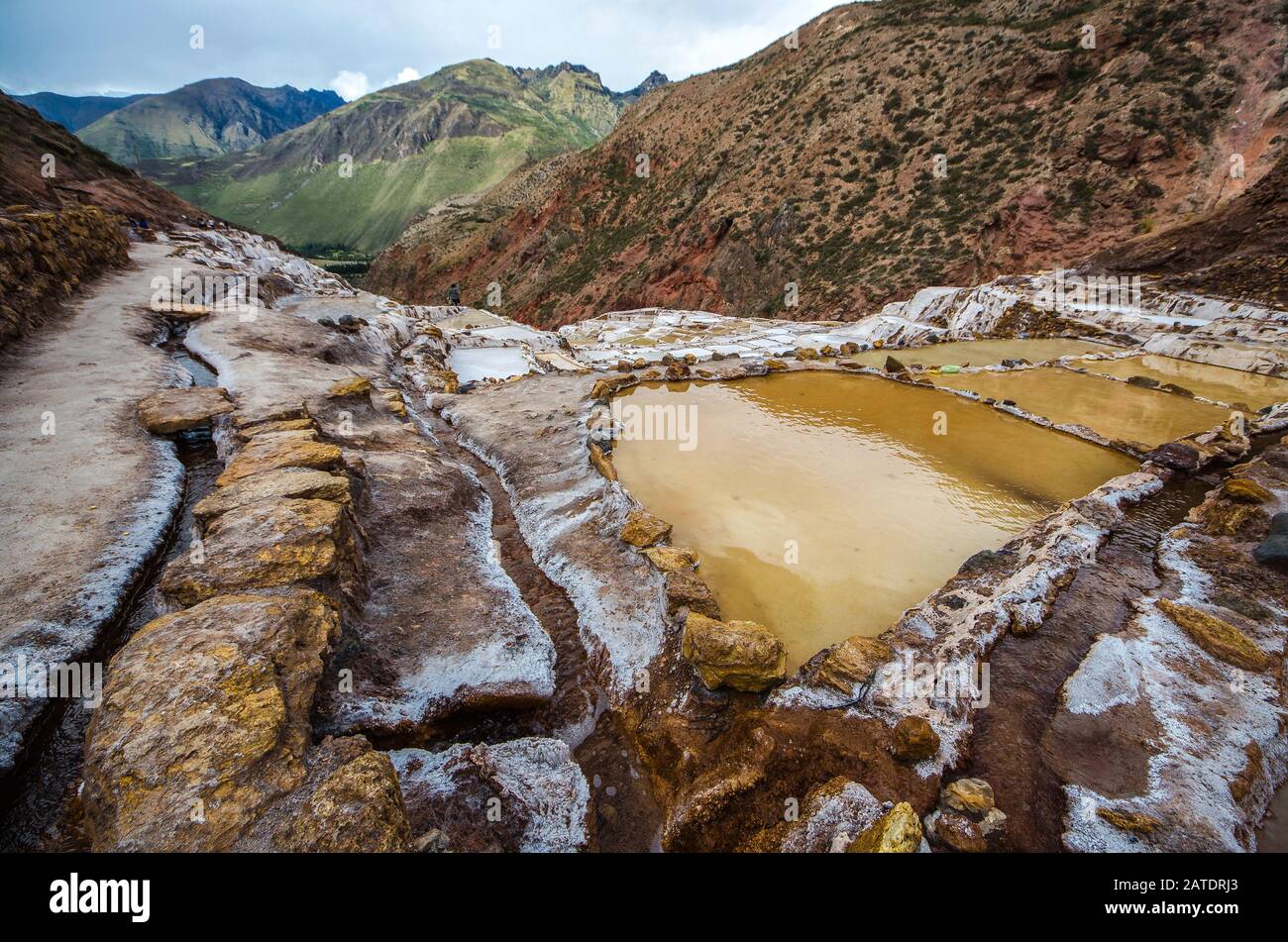 Malerische Aussicht auf die Terrassen von Salinas de Maras, Peru. Salznaturbergwerk. Inka Salzpfannen in Maras, in der Nähe von Cuzco im Heiligen Tal, Peru Stockfoto