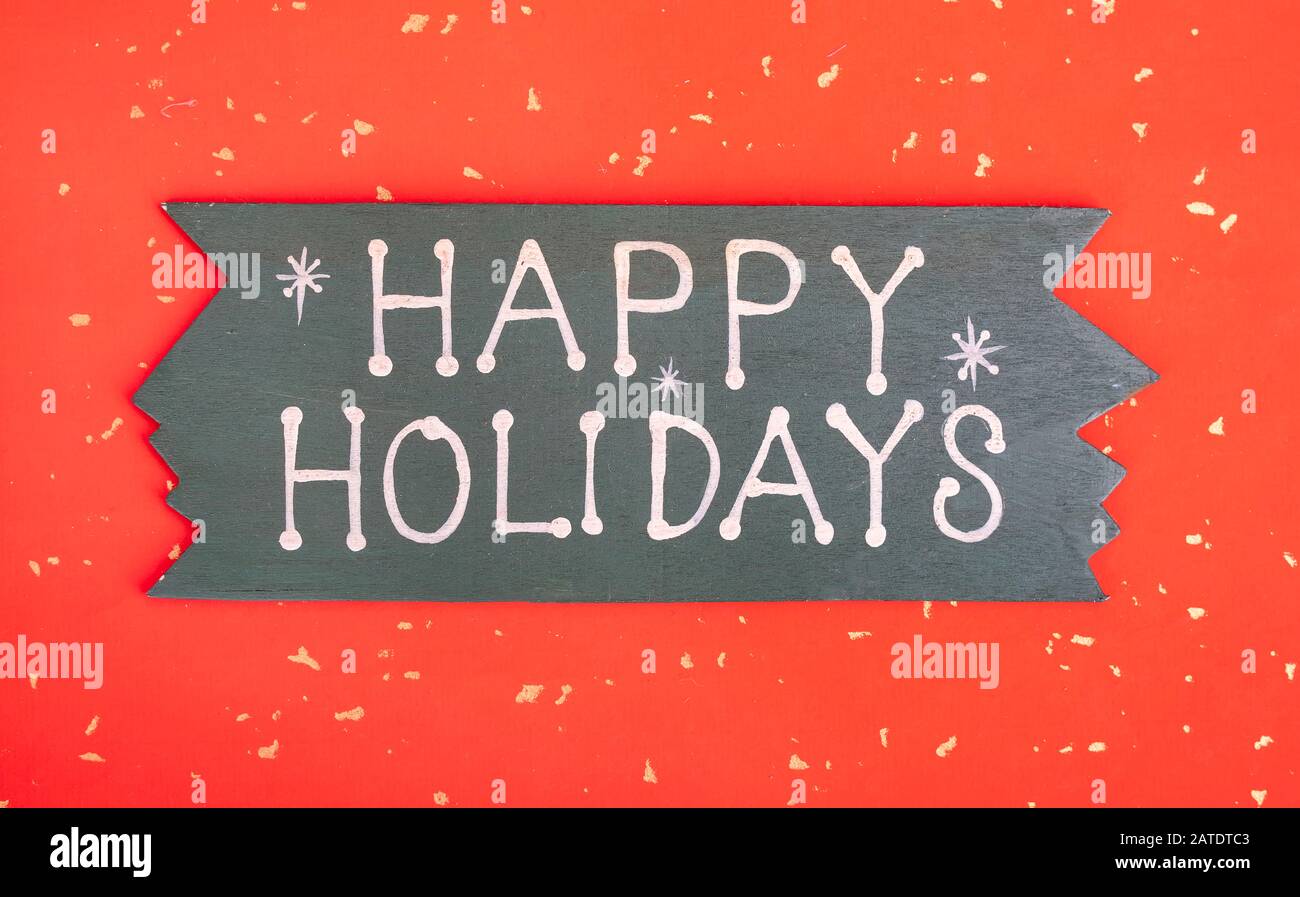 Happy Holiday auf rotem Hintergrund geschrieben Stockfoto