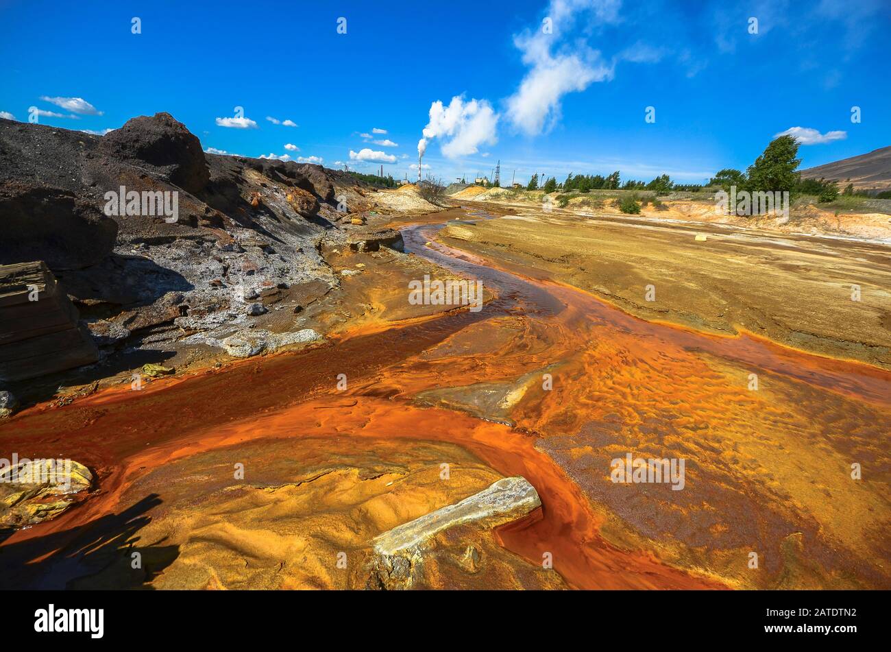 Umweltproblem. Ergebnis der Gewinnung und Verarbeitung der Kupfererz-Siedlung Karabash. Russland Stockfoto