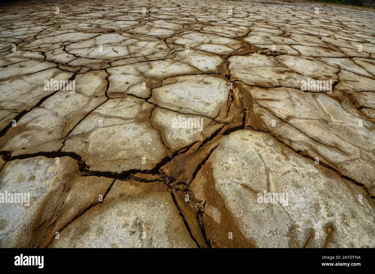 Umweltproblem. Ergebnis der Gewinnung und Verarbeitung der Kupfererz-Siedlung Karabash. Russland. Hintergrund des toten Bodens Stockfoto