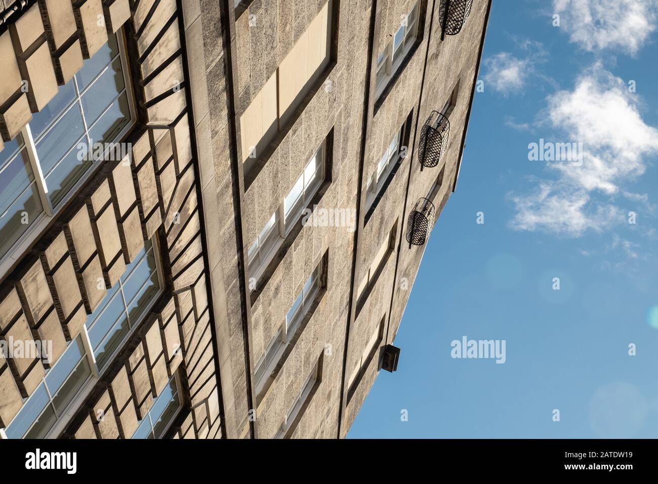 Blick auf einen Stein vor dem 4-stöckigen Haus in Edinburgh, Schottland Stockfoto