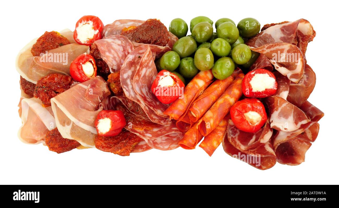 Auswahl an Gran Antipasto-Snacks mit Salami und gepökelten Fleischscheiben, isoliert auf weißem Hintergrund Stockfoto