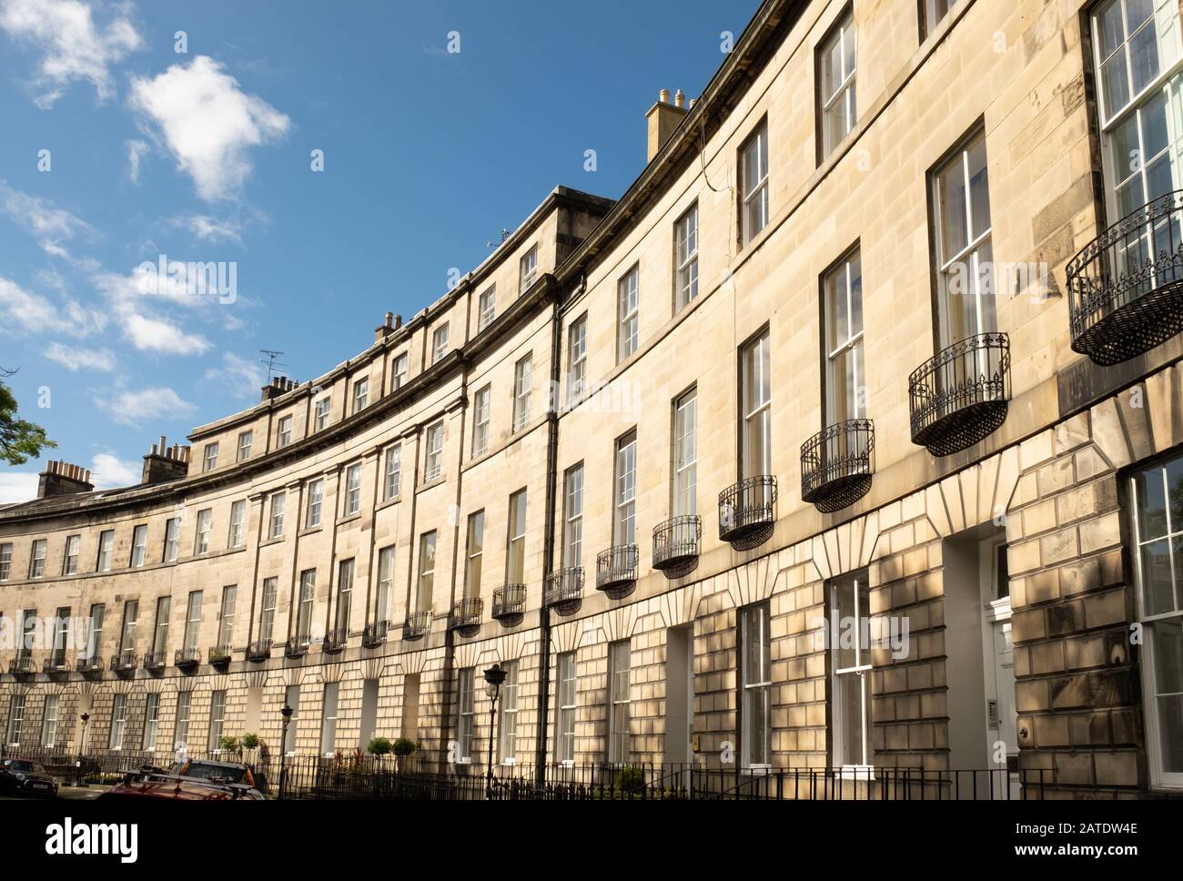 Royal Crescent - geschwungene Reihenhäuser und Apartments in New Town, Edinburgh, Schottland Stockfoto