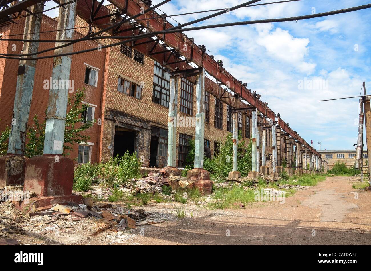 Das verlassene Chemiewerk (Ehemalige Sowjetunion) in Ufa. Verlassene Fabrik in Ufa, Russland Stockfoto